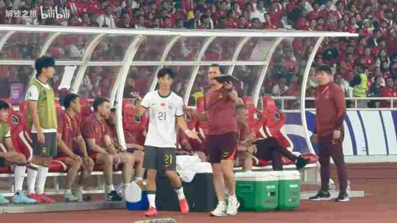 媒体人：国足换人“认错人”是沟通失误，后面是受伤改变换人策略