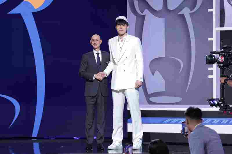 媒体人：杨瀚森明天将乘坐球队专机前往波特兰报到