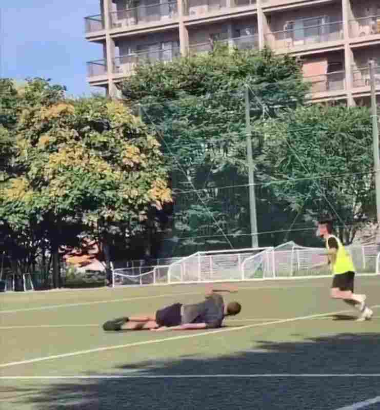 ?这谁顶得。2m21的文班尝试倒挂金钩射门失败 摔了个屁股墩