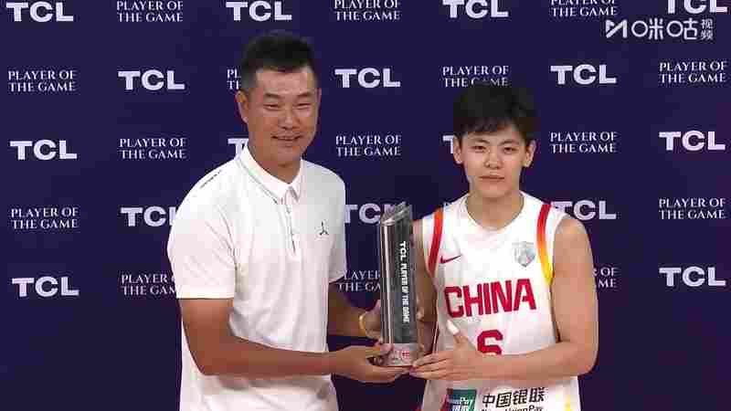 ?杨舒予当选本场最佳球员 前中国男篮球员王仕鹏为其颁奖