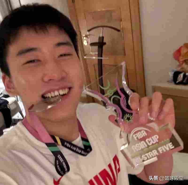 王俊杰也是炫耀上了！晒银牌与最佳阵容奖杯，太可爱了！